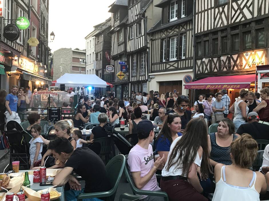 Photo de la fete de la musique devant le Faustali
